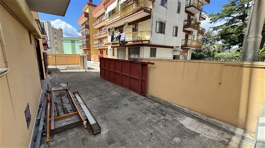 P  R  E  Z  Z  O     R  I  B  A  S  S  A  T  O  -  Locale Deposito con Spazio Esterno Privato